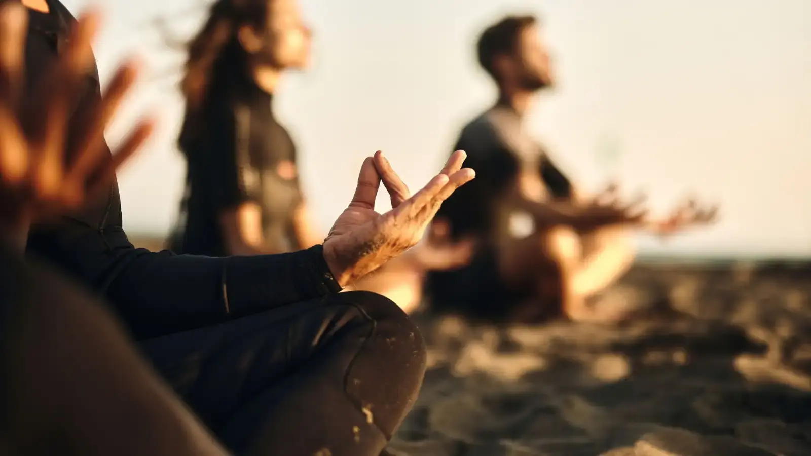 En yogamatta utrullad på en terrass mot havet i Mirleft